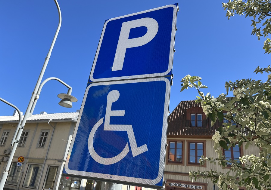 Symbol för funktionshinder målad på asfalt