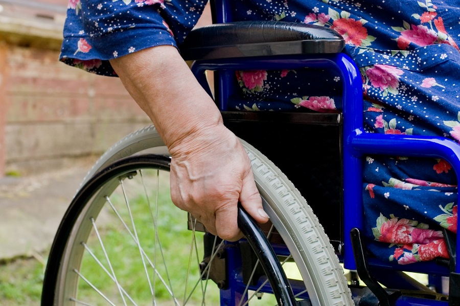 äldre person i rullstol