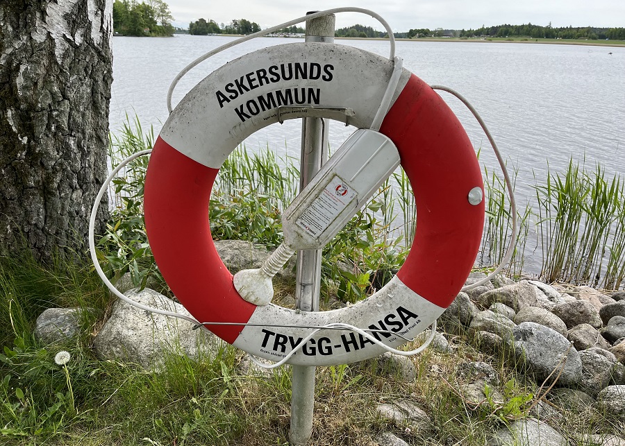 Livboj vid vattnet med Askersunds kommun skrivet på bojen.