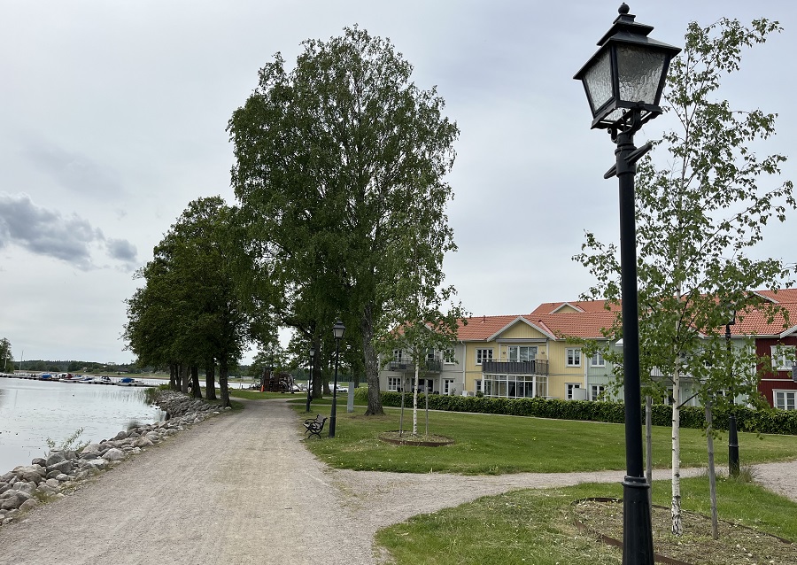 Lyktstolpe vid Strandpromenaden i Askersund.