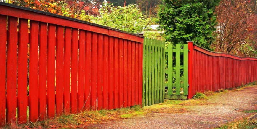 Rött staket med grön grind