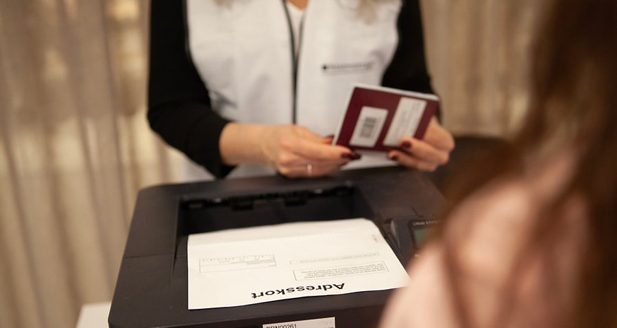 Röstmottagare granskar pass.